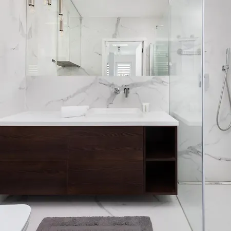 Spacious & Bright Family In By Renters *