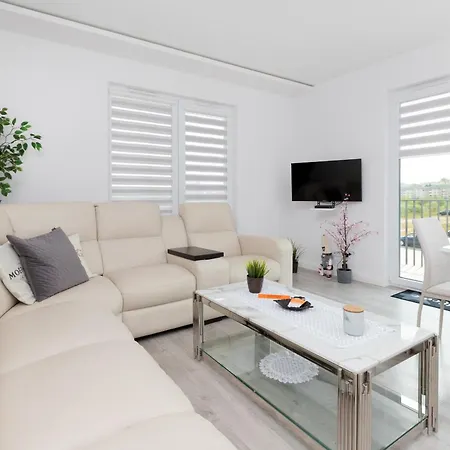 Spacious & Bright Family In By Renters